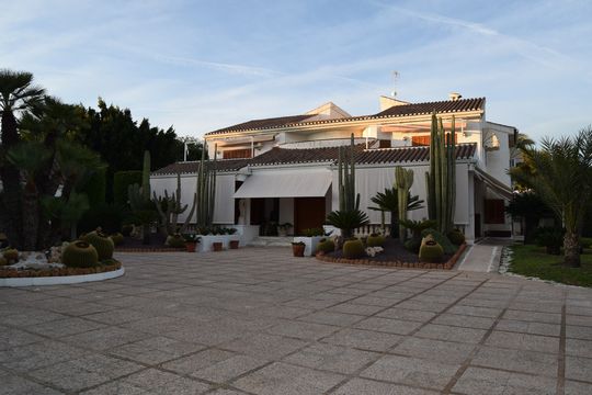 Villa in Elche