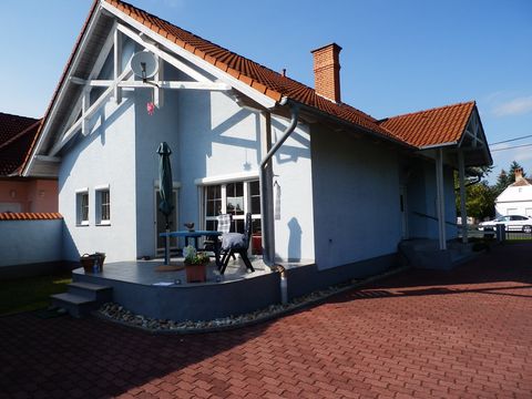 Detached house in Buk