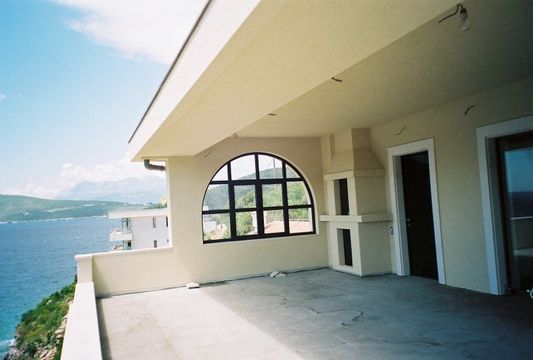 Detached house in Rijeka Reževići